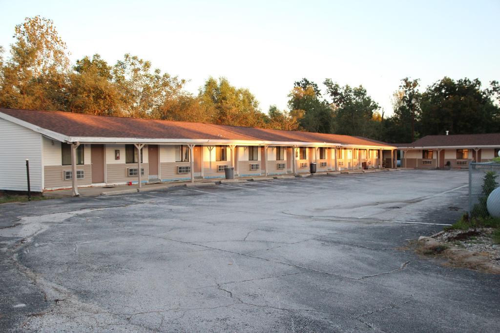 Frontier Motel Kingdom City Exterior photo